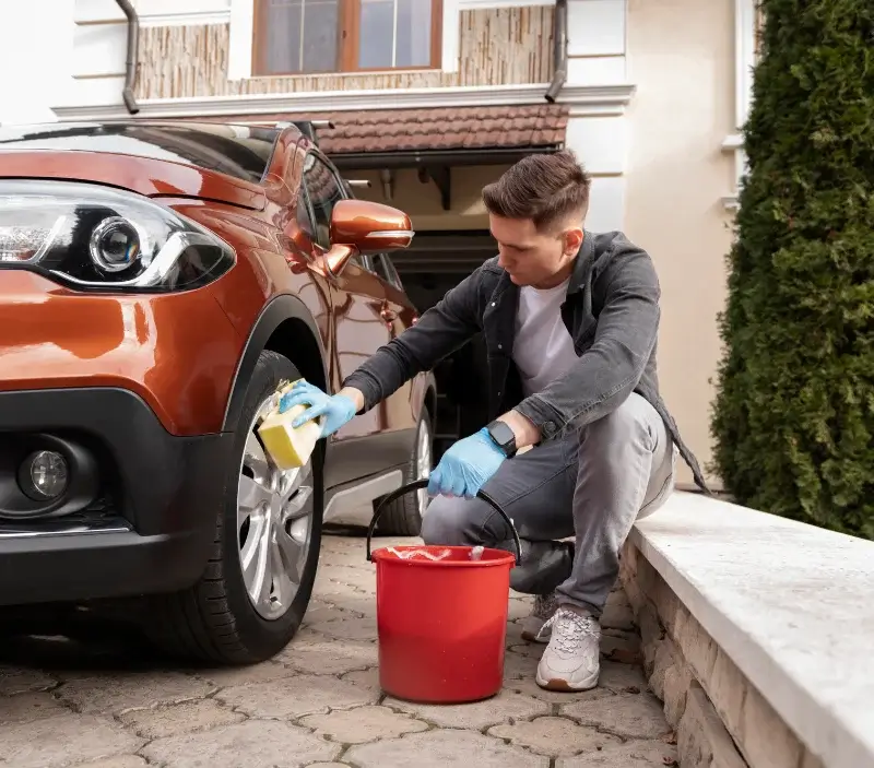 Lavage auto à domicile Les Septvallons : professionnel intervenant sur un véhicule